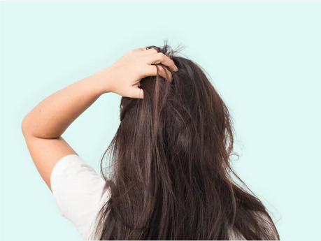 Itchy scalp: the possible causes and what helps to calm it