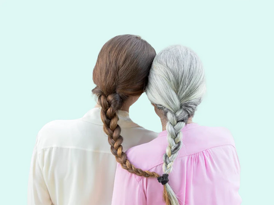 Foto van twee vrouwen met twee vlechten