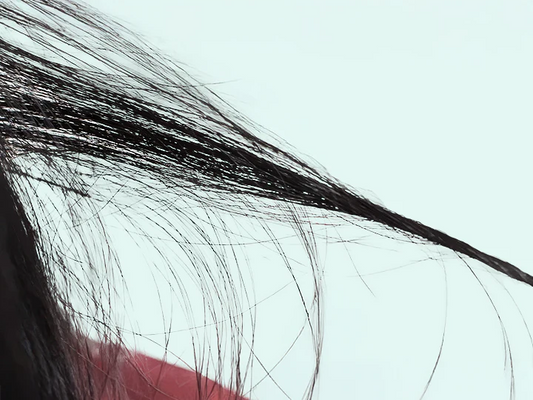 Vrouw trekt aan haar