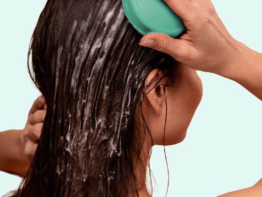 Vrouw die haren wast